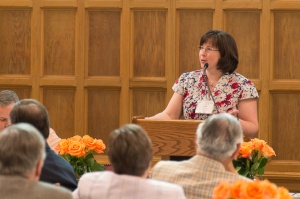 Pamela Leach presents teh 2014 Pioneer in Ministry Award during the annual Alumni Alumnae Luncheon at Columbia Theological Seminary